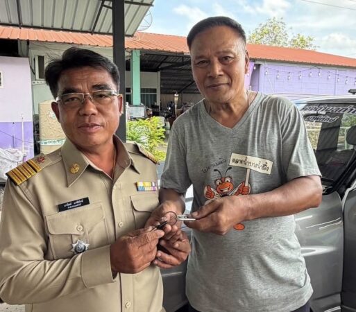 ผู้ตรวจการอัยการพร้อมคณะมอบรถยนต์กระบะให้กับกำนันเพื่อสาธารณะประโยชน์กิจกรรมงานสังคม