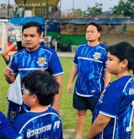 สมุทรสาคร-ทีมบัวสุวรรณ FC วางแผนเปิดสอนอบรมสอนบอลปลูกฝันเล่นกีฬาห่วงไกลมือถือ