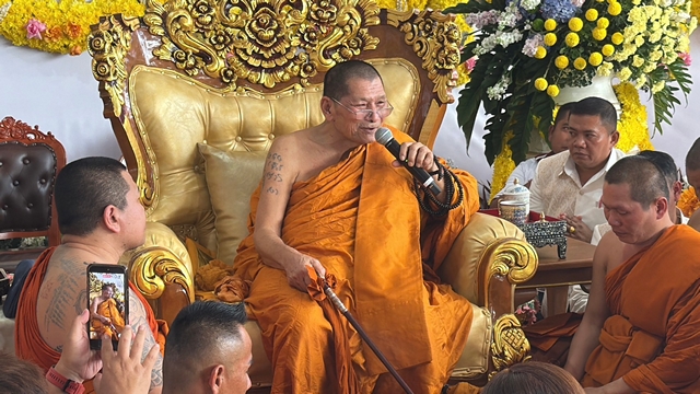 กาฬสินธุ์-ประชาชนหลายหมื่นคนแห่ร่วมบุญใหญ่ “พิธีทำบุญอายุวัฒนมงคล 82 ปี” หลวงปู่ศิลา สิริจนฺโท